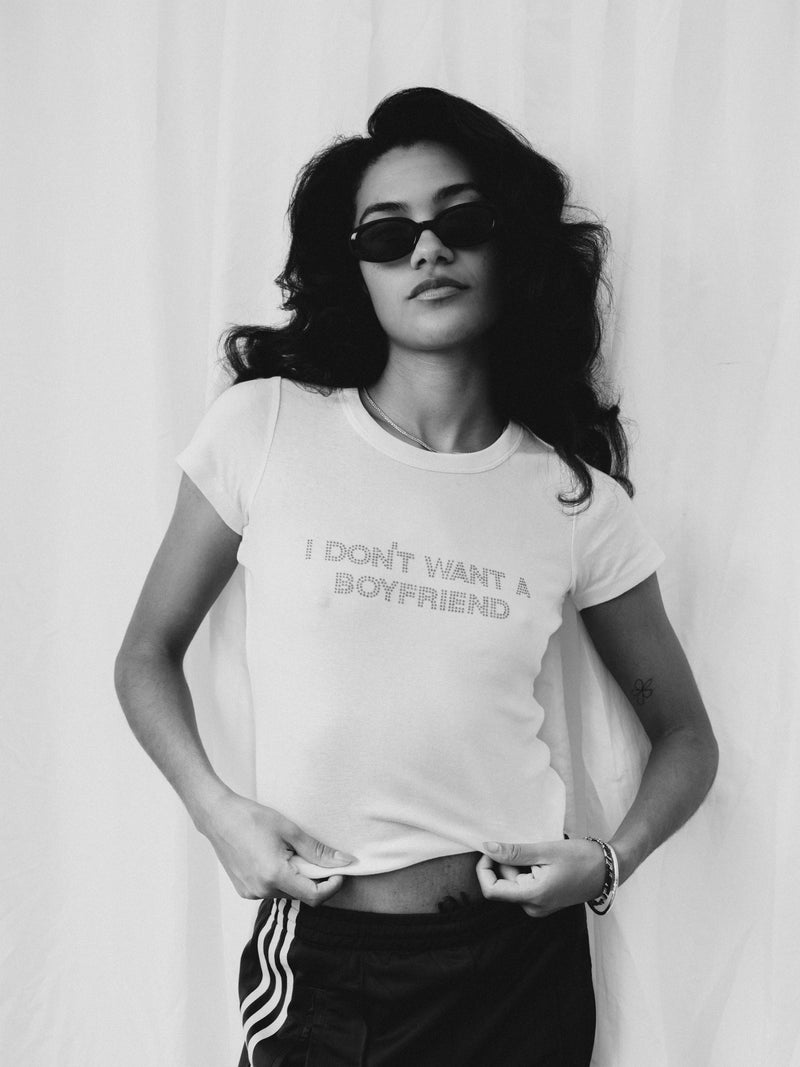 olivia dean wearing her i don't wan a boyfriend merch
