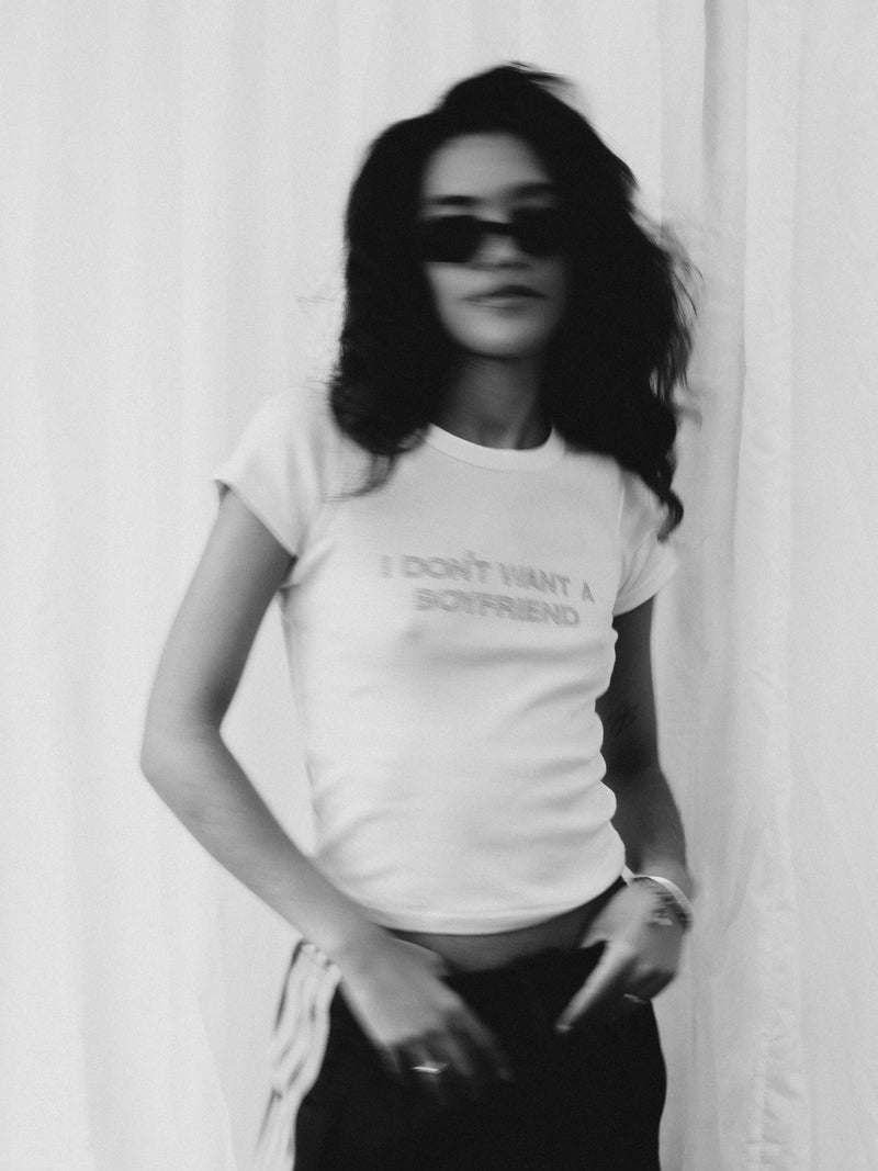 olivia dean wearing her i dont want a boyfriend t shirt